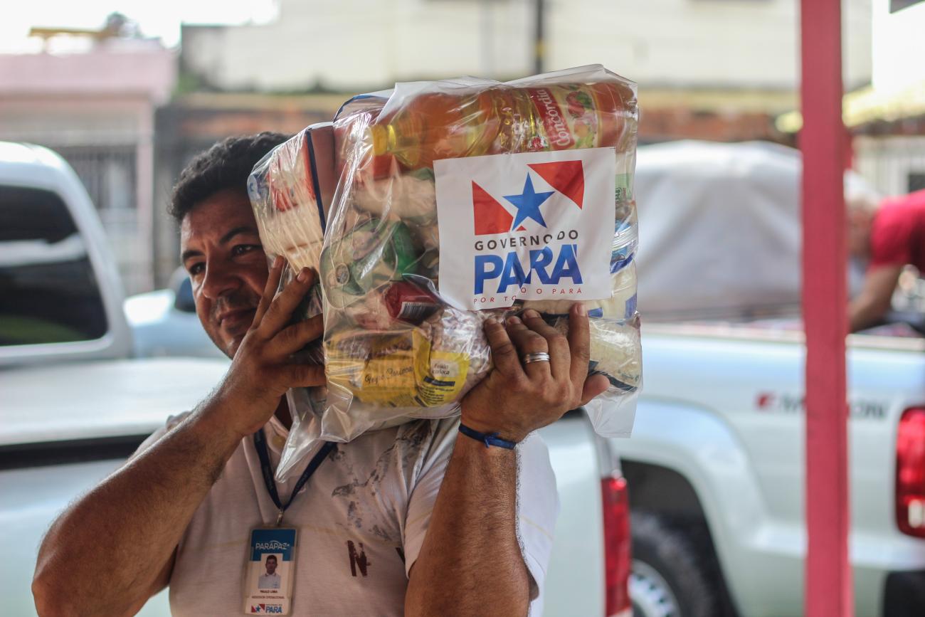Moradores da Cabanagem recebem cestas de alimentação