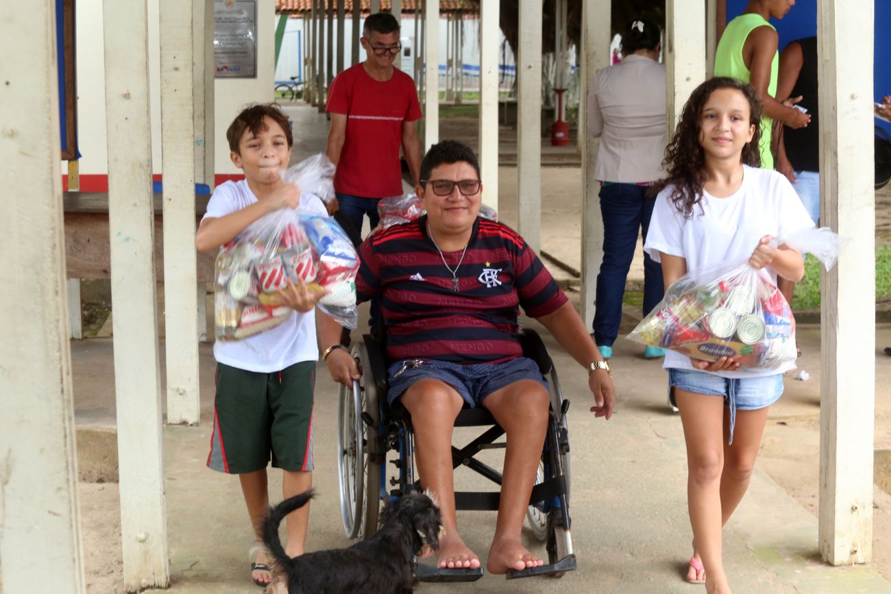 Alunos de escola no bairro Icuí são os primeiros a receber cestas de alimentação