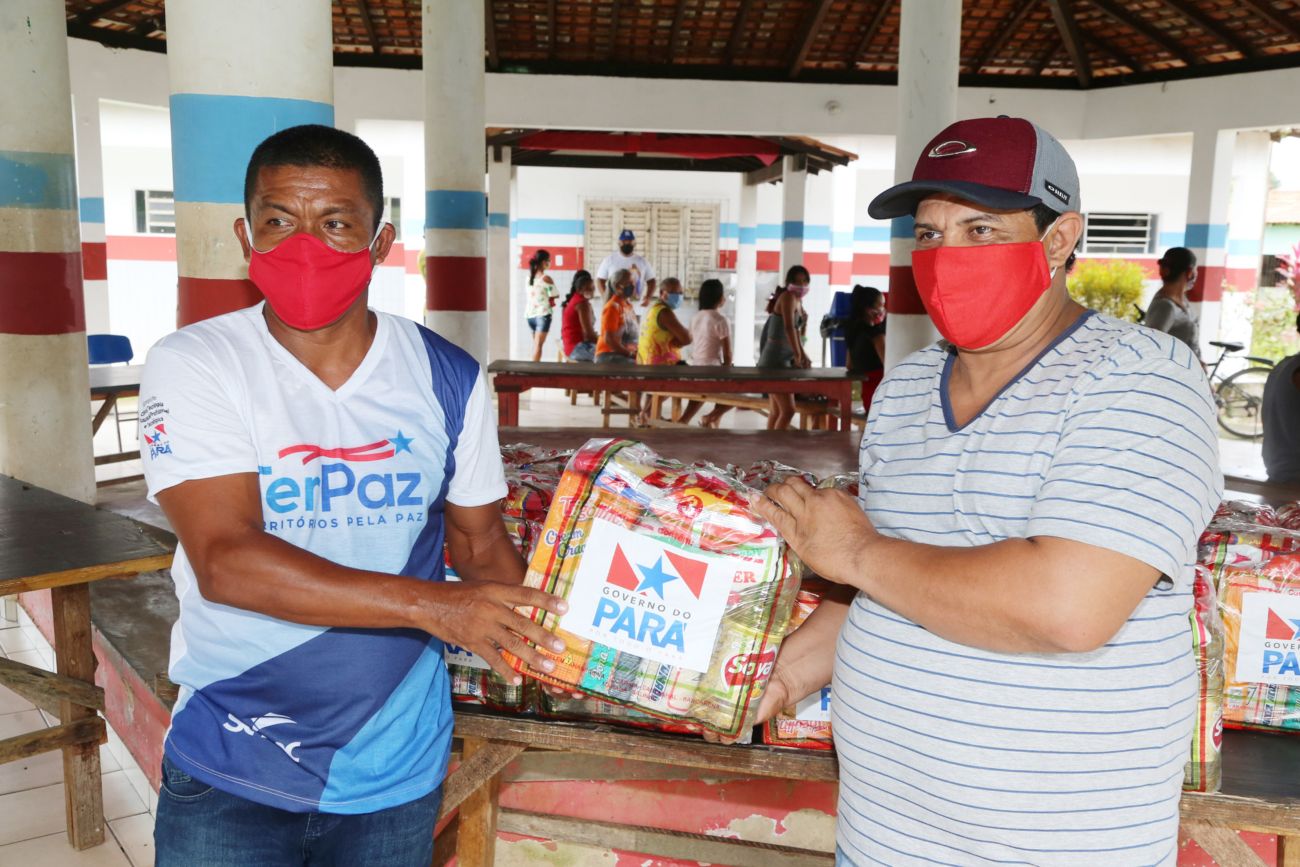 Moradores de Nova União em Marituba recebem cestas de alimentação