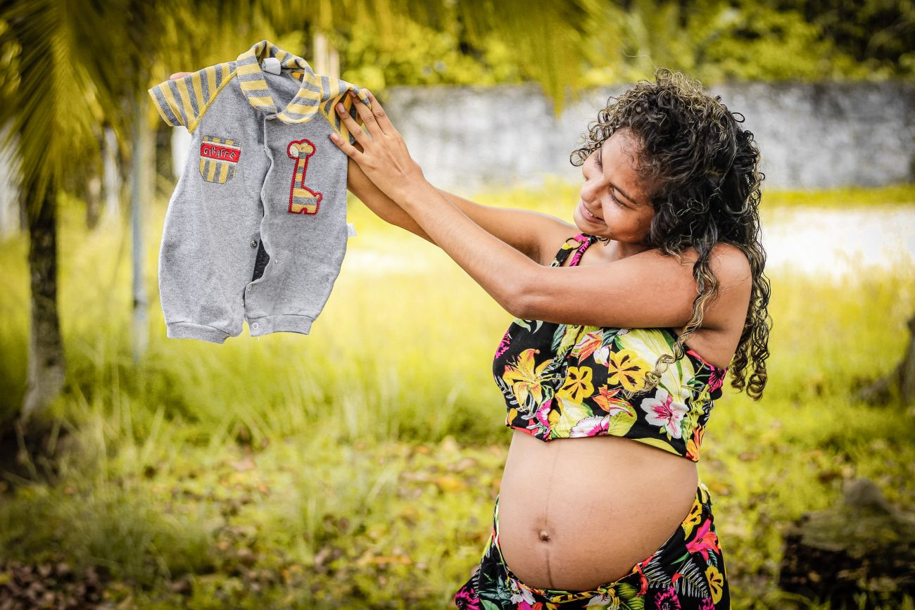 Por Nathalia Mota (PARAPAZ)  O projeto, que já atendeu mais de 600 mulheres, também oferece kit enxoval para o bebê e, agora, kit com camisola e absorvente pós-parto Durante a gestação, muitas mulheres têm o sonho de eternizar esse momento em fotografia, registrando as mudanças no corpo e a felicidade em gerar uma vida. Esse sonho é realidade para as participantes do Projeto Mãe, que oferece um ensaio profissional às gravidas residentes nos municípios de Belém, Ananindeua e Marituba, na Região Metropolitana