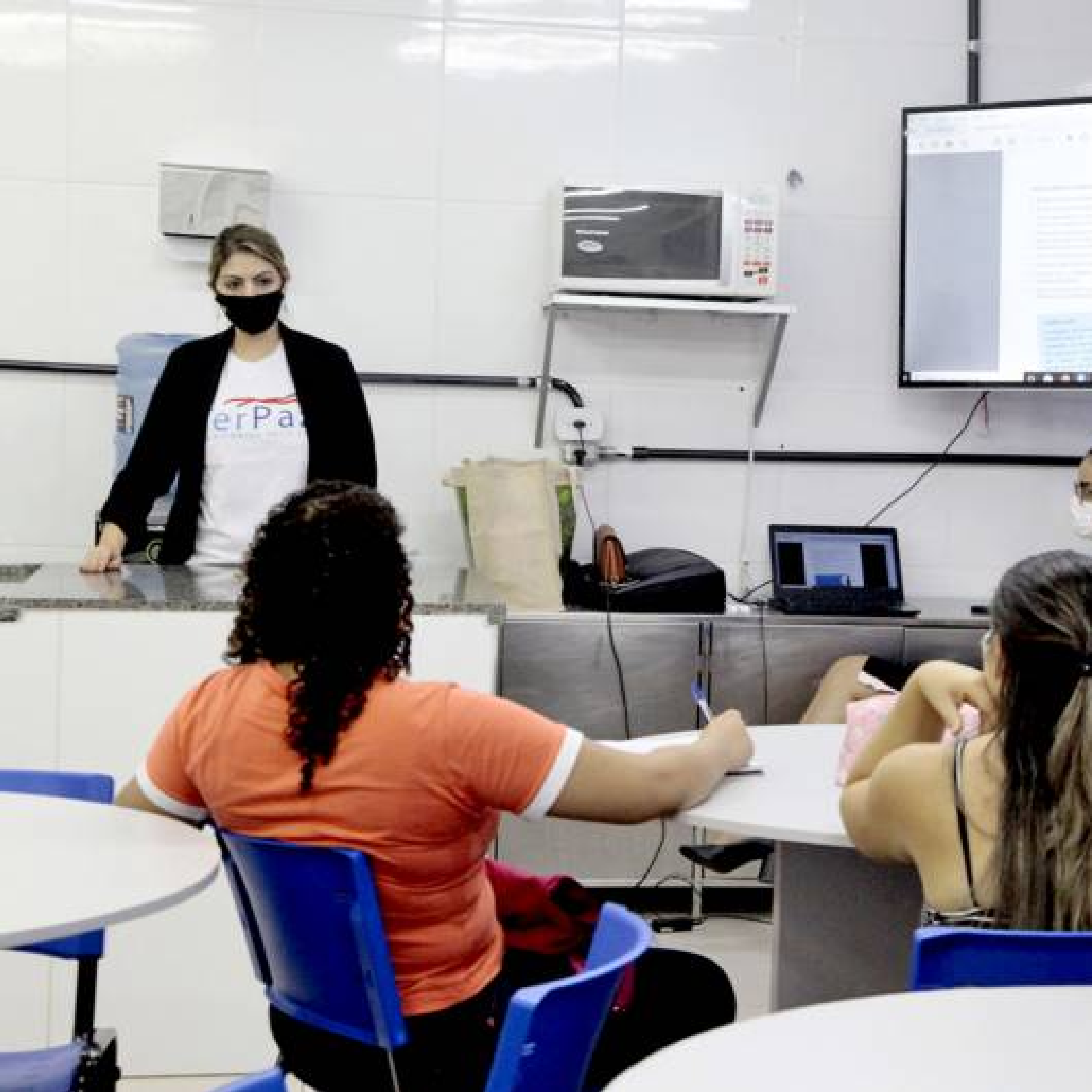 Moradores dos bairros cobertos pelo TerPaz participam da oficina de boas práticas de manipulação de alimentos oferecida pela Sedeme