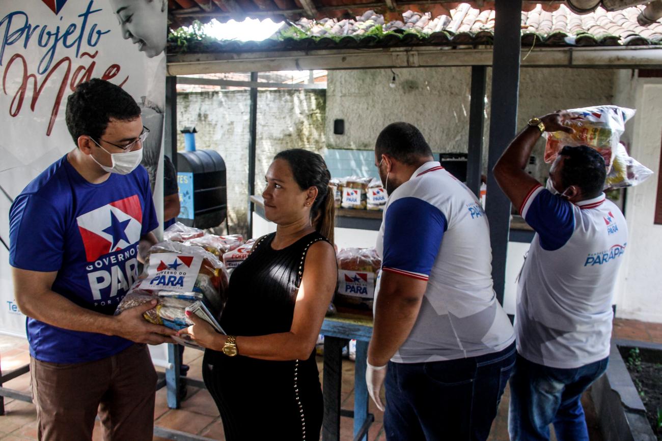 Moradores do bairro Icuí-Guajará recebem cestas de alimentação do Estado