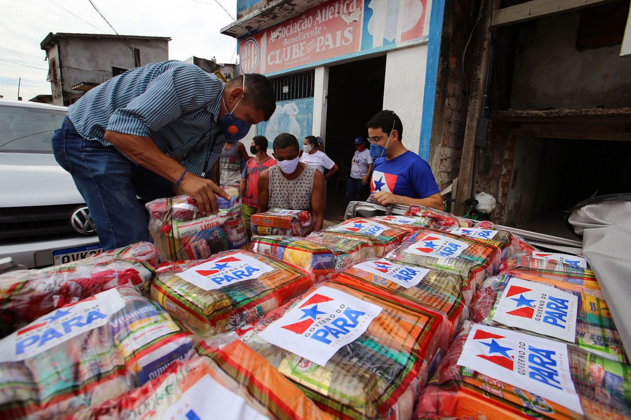Governo do Estado entrega 200 cestas de alimentos para moradores da Terra Firme
