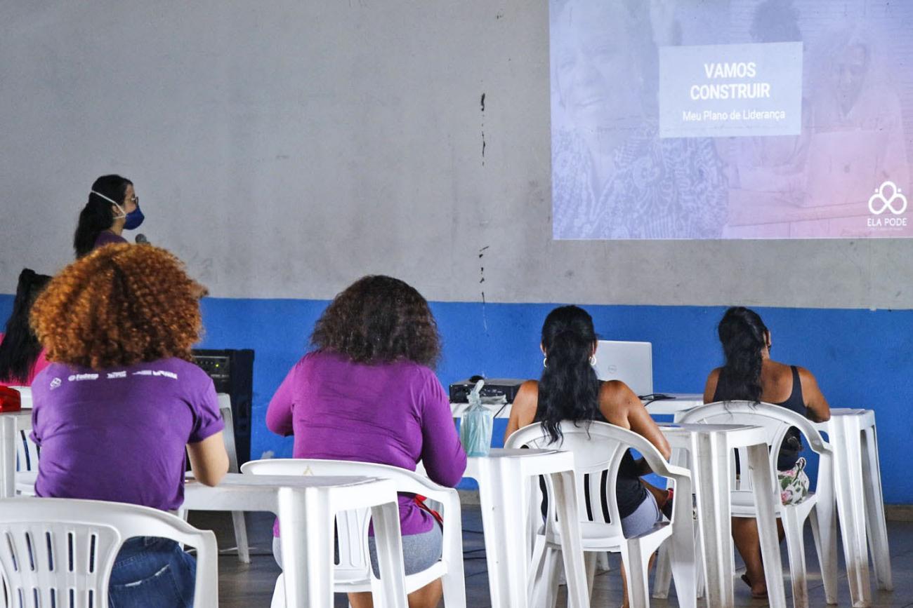 A capacitação oferecida a moradoras do Bengui é realizada na sede da Associação dos Moradores do Conjunto Catalina 